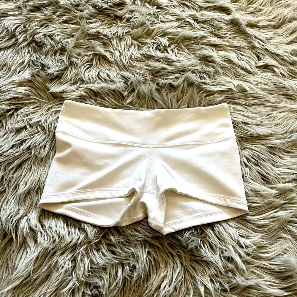 Women’s Lululemon white shorts. Size 8. Worn a few times. Great condition!